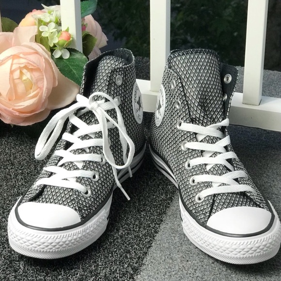 ❤️1 HOUR SALE Converse black white hi top shoes - Picture 5 of 5